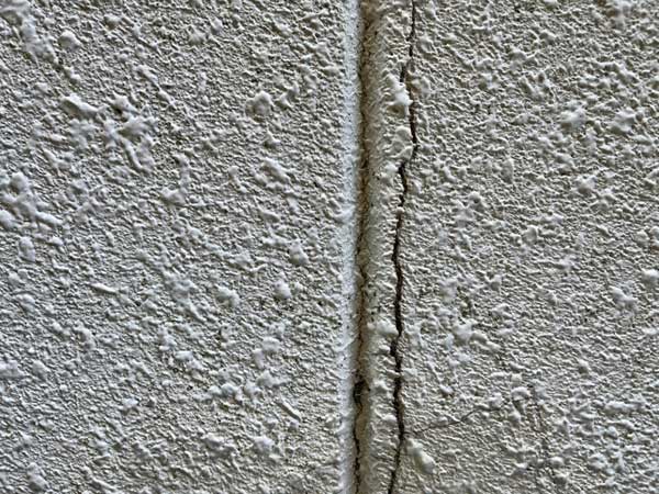 雨漏りが発生している症状：外壁のひび割れ・目地の劣化