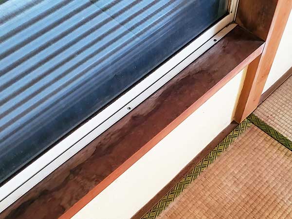 雨漏りが発生している症状：サッシまわりから雨が吹き込む