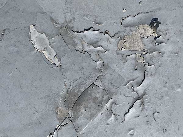 防水のメンテナンスのサイン：表面のひび割れ・剥がれ