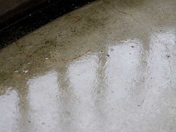 防水のメンテナンスのサイン：水たまりが残る（排水不良）