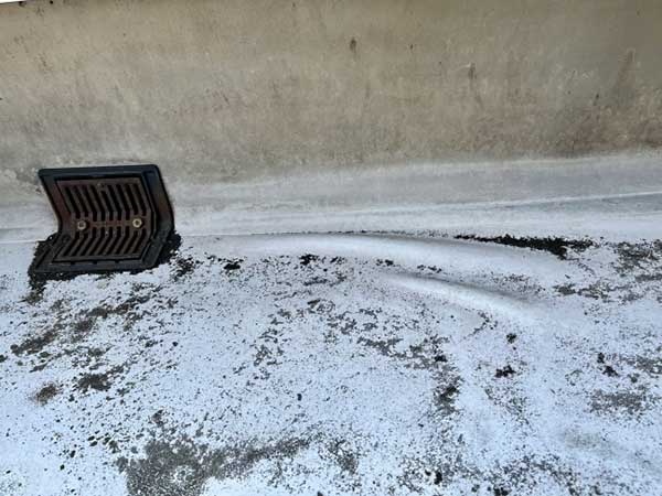 防水のメンテナンスのサイン：防水シートの浮き・膨れ