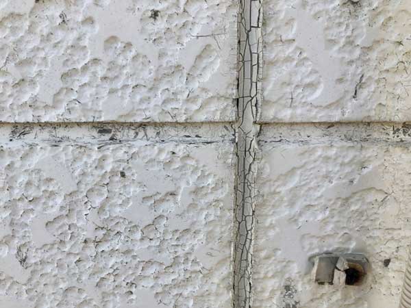 防水のメンテナンスのサイン：シーリングが劣化している