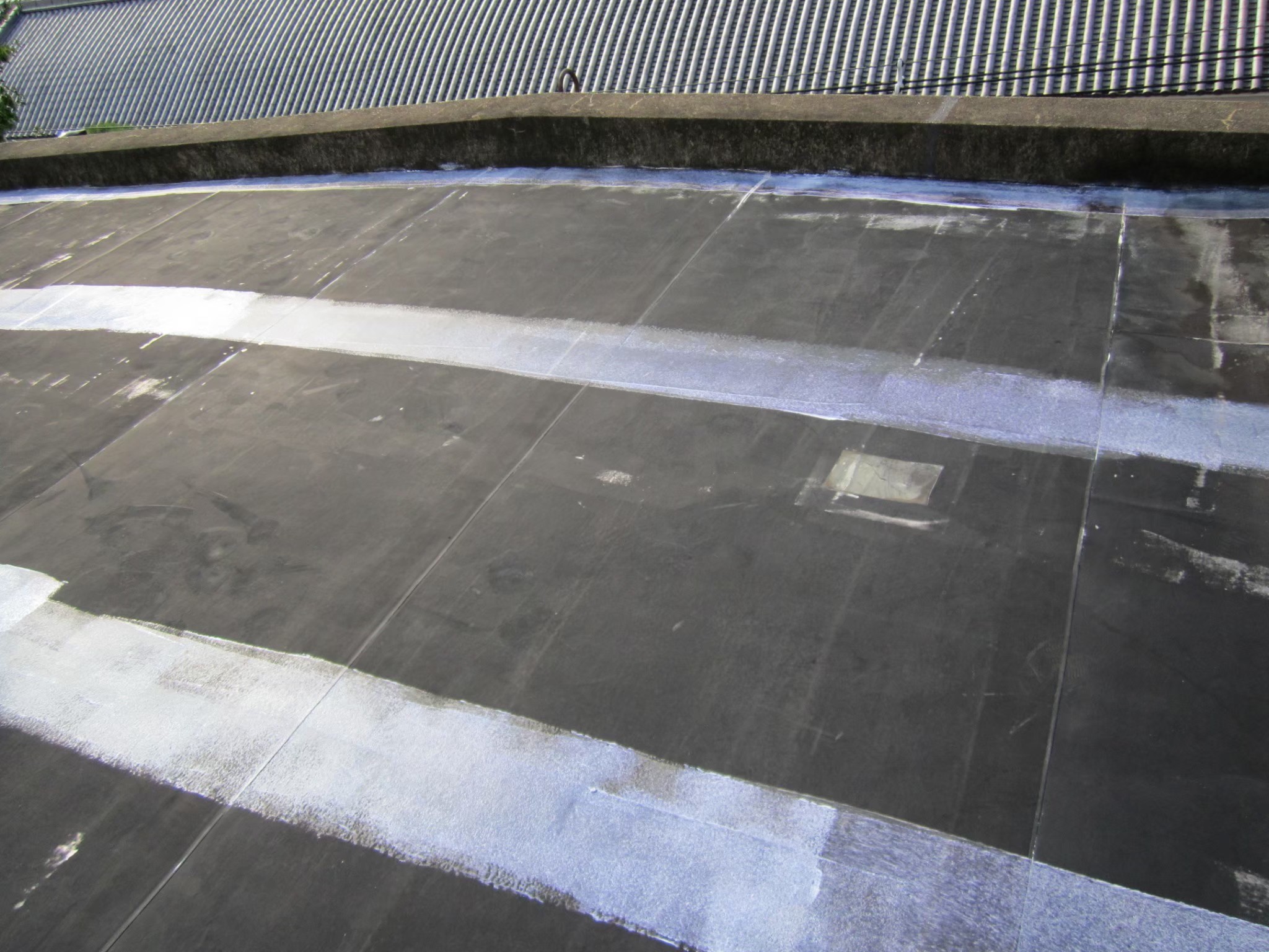 京都市伏見区にて雨漏り修理・シート防水工事〈倉庫天井のゴムシート劣化による雨漏り〉 施工前