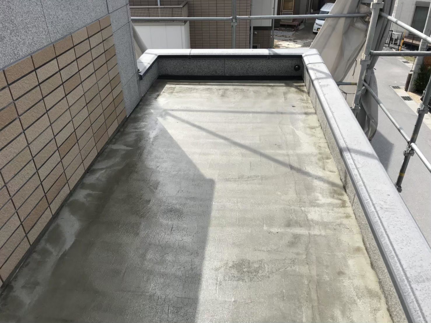 京都市右京区にて雨漏り修理・防水工事〈庇からの雨漏りにてベランダ防水〉 施工前