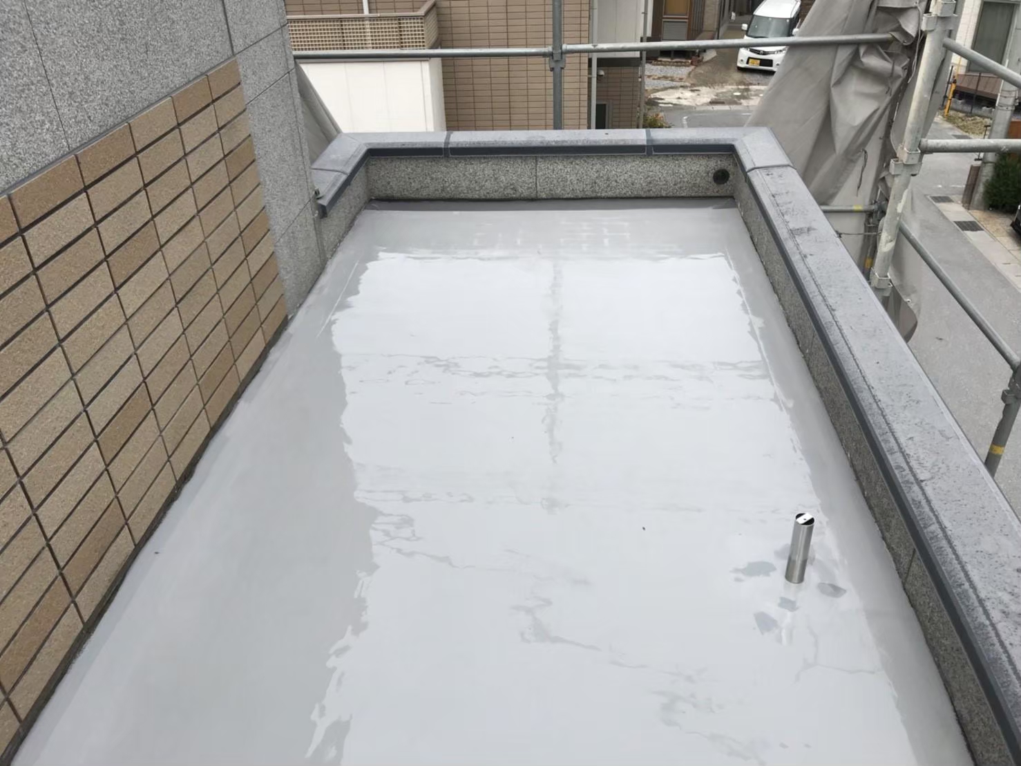 京都市右京区にて雨漏り修理・防水工事〈庇からの雨漏りにてベランダ防水〉 施工後