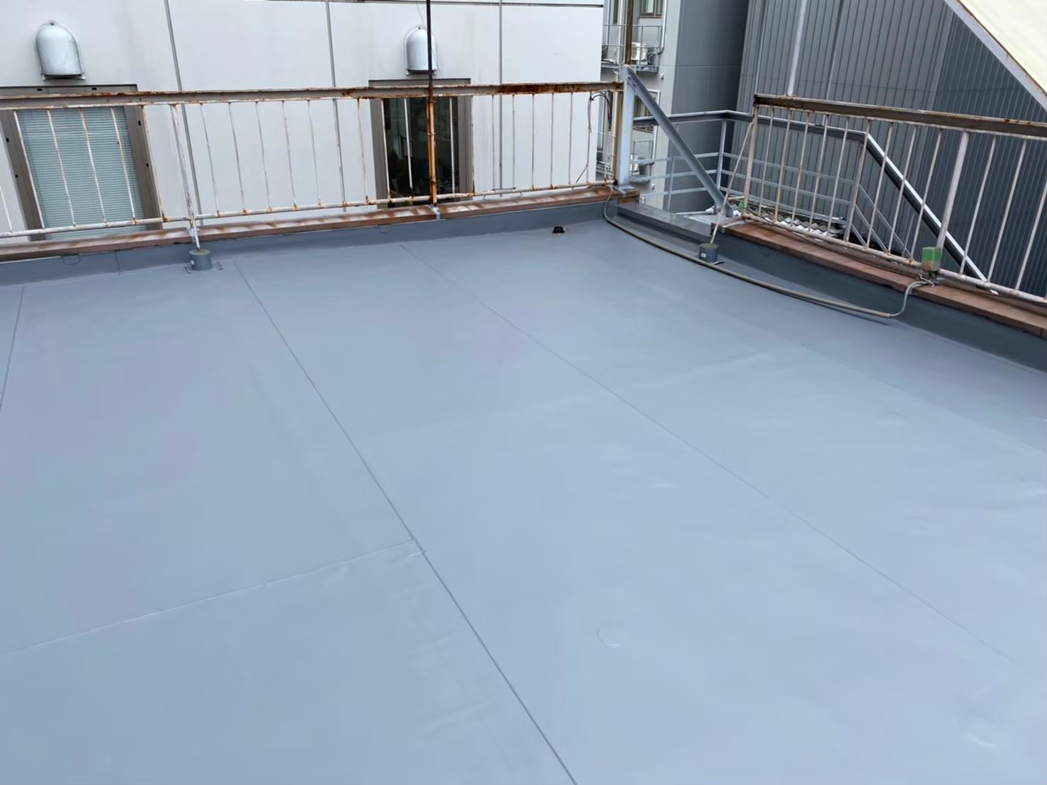 京都市右京区にて雨漏り修理・防水工事〈商業ビルの屋上から雨漏り・塩ビシート防水〉 施工後