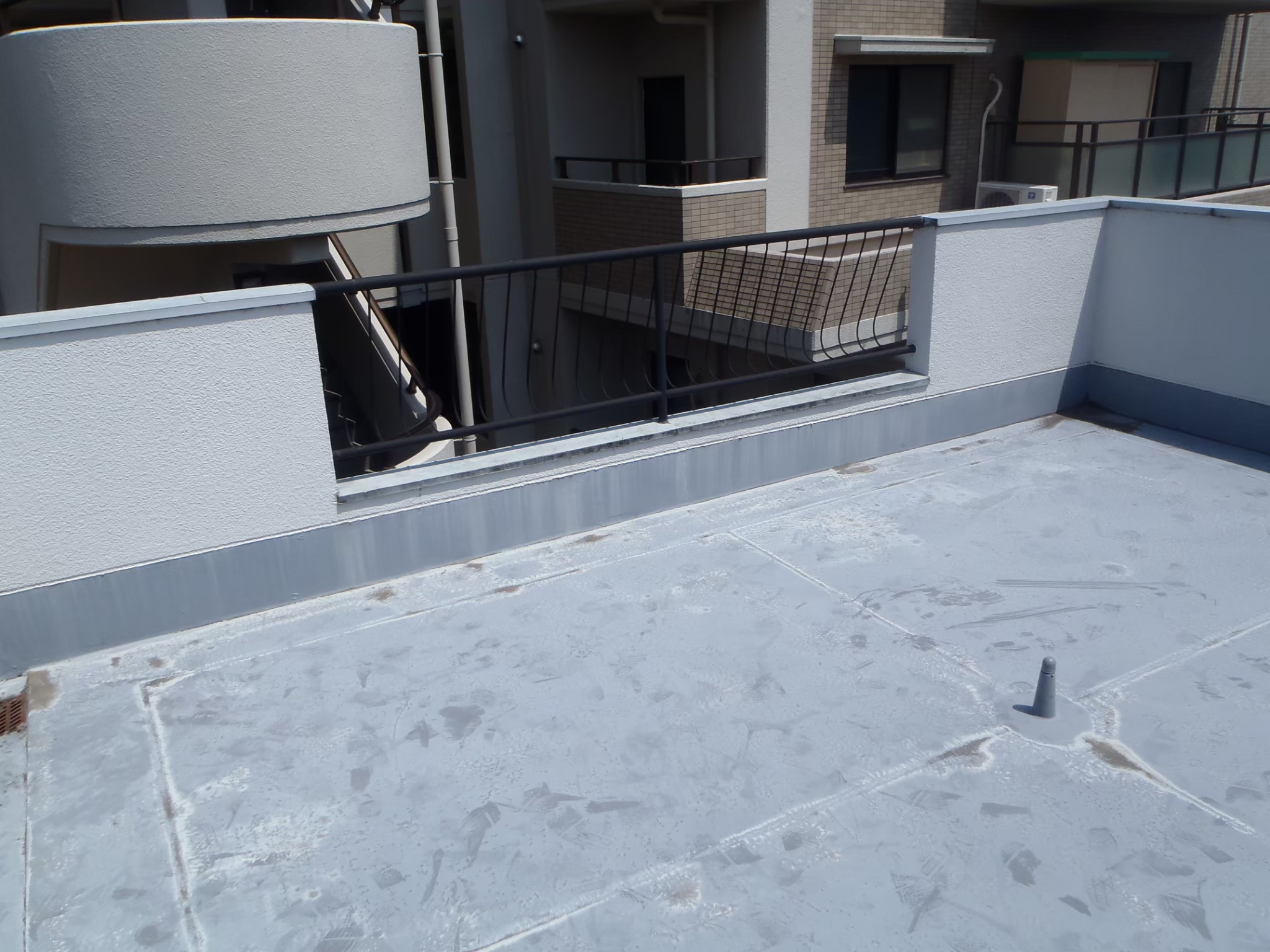 京都市山科区にて雨漏り修理・防水工事〈アパート屋上のウレタン防水改修工事〉 施工前