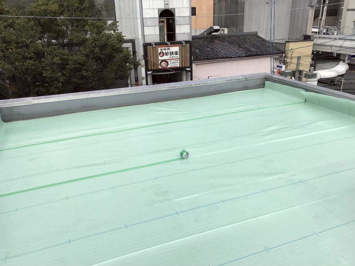 京都市右京区にて雨漏り修理・塩ビシート防水工事〈テナントビル屋上からの雨漏り〉 施工前