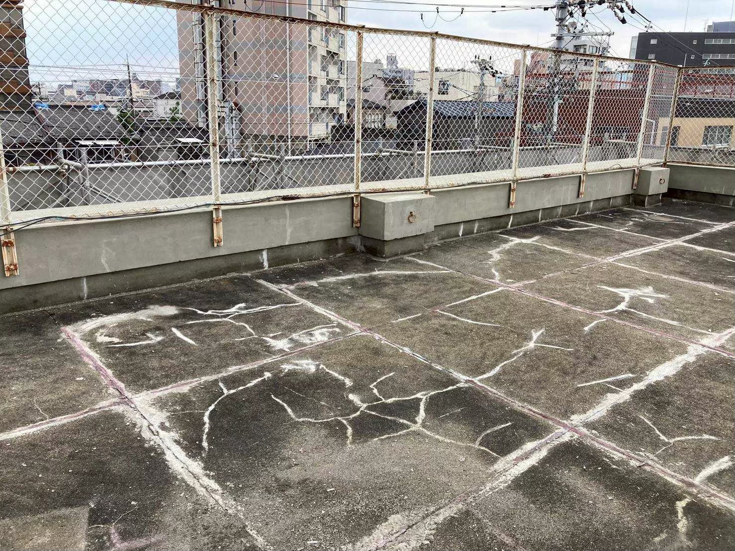 京都市伏見区にて雨漏り修理・防水工事〈会社ビル屋上防水改修工事〉 施工前