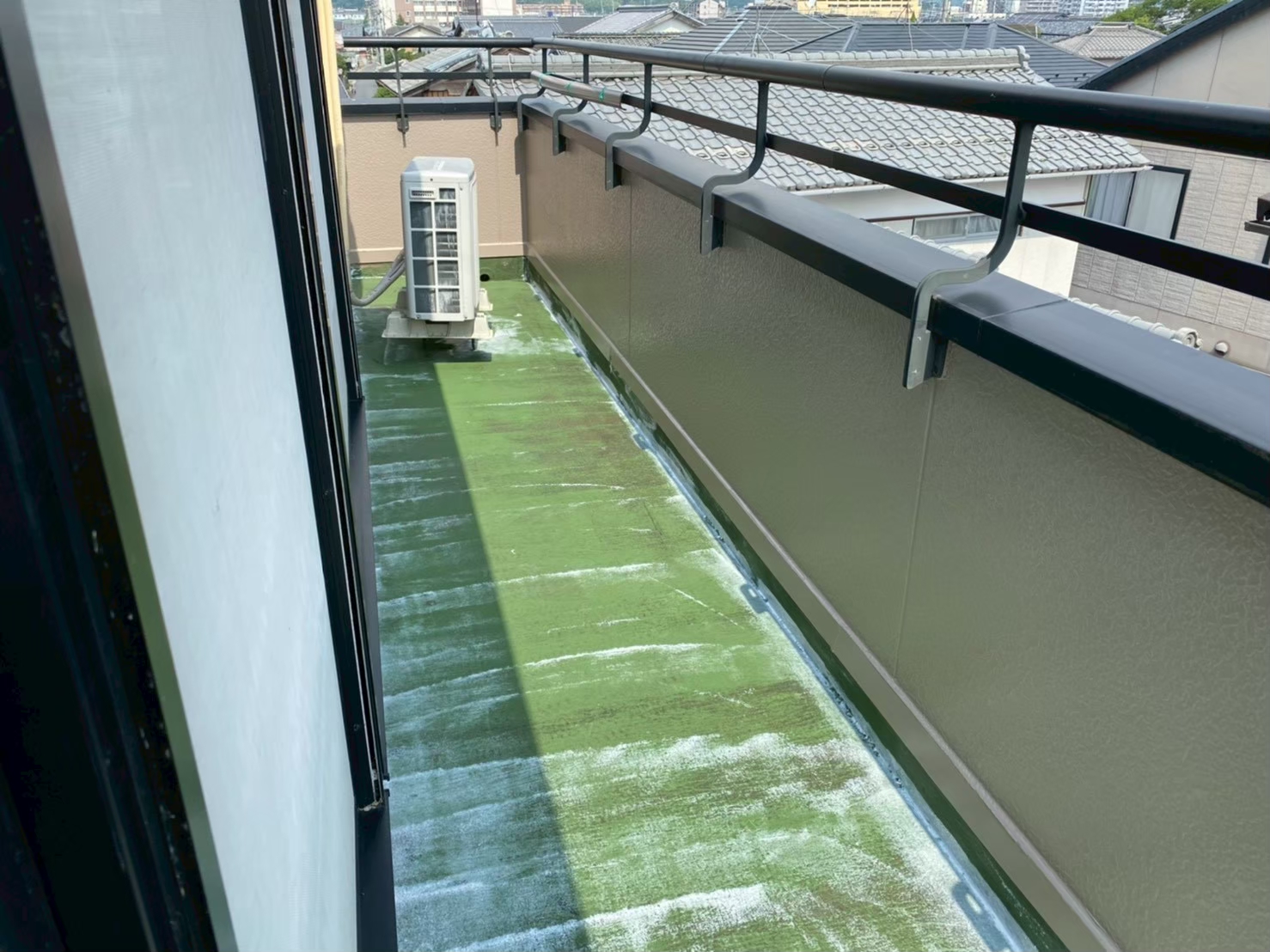 京都市山科区にて雨漏り修理・ベランダ防水工事〈3階ベランダからの雨漏り〉 施工前