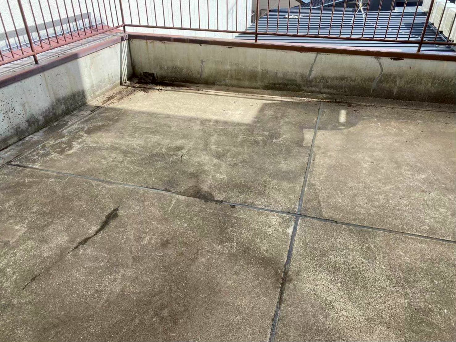 京都市伏見区にて雨漏り修理・防水工事〈ルーフバルコニーからの雨漏り〉 施工前