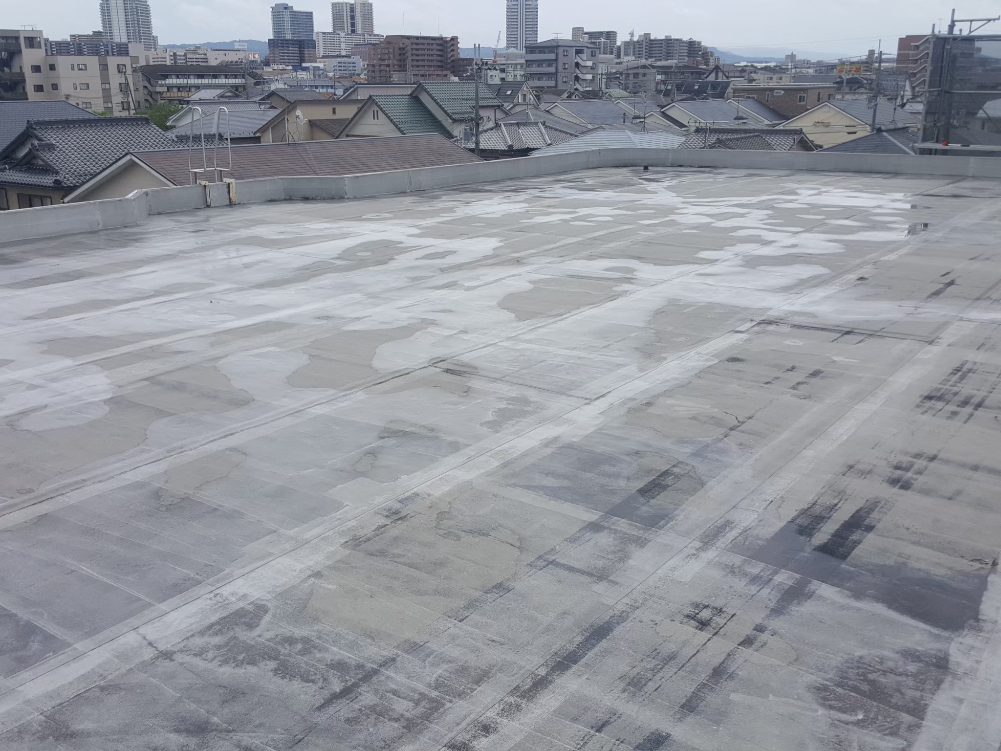 京都市下京区にてマンション屋上の雨漏り修理〈塩ビシート防水・機械固定工法〉 施工前