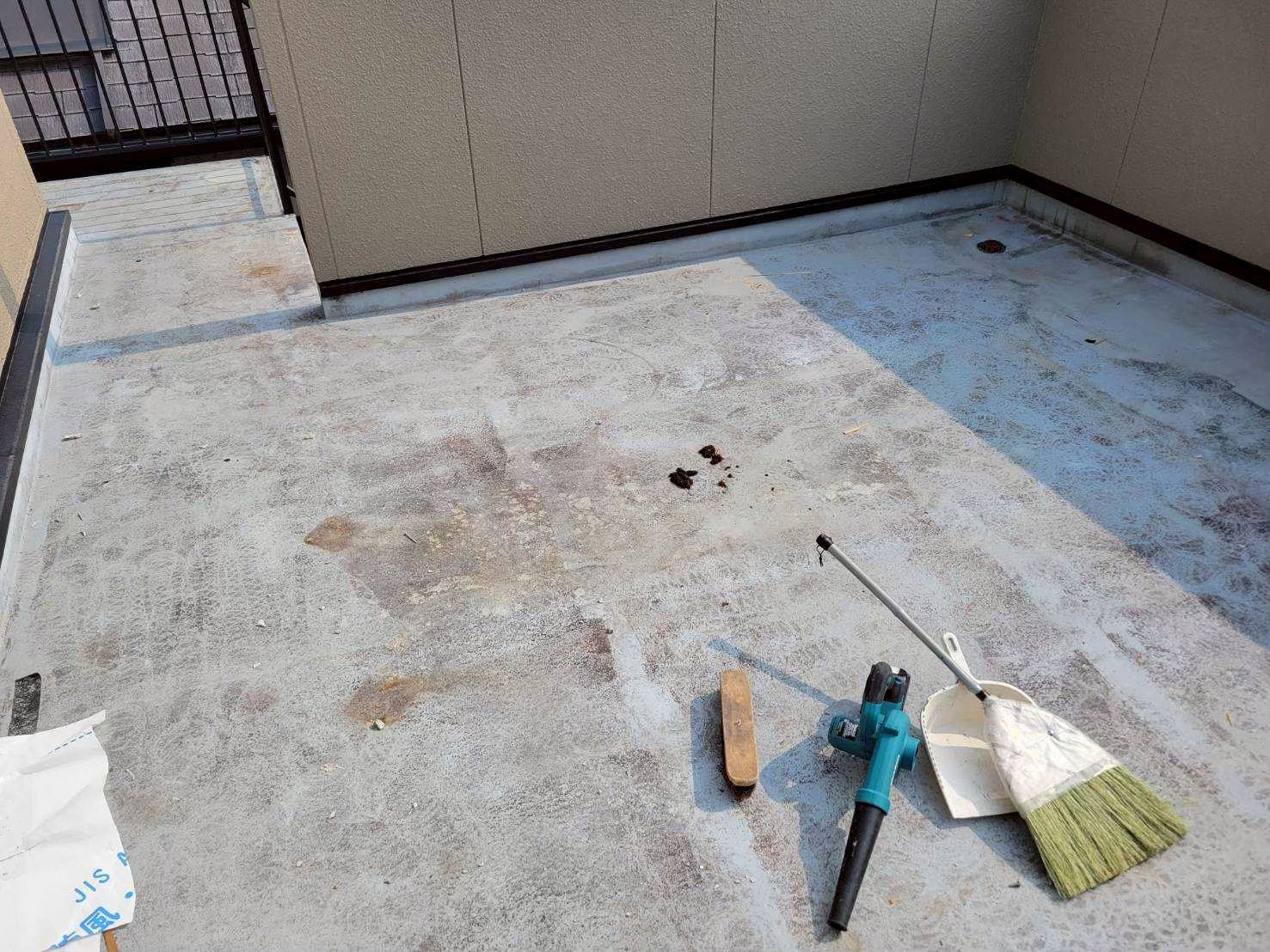 京都市山科区にて陸屋根・ルーフテラスの防水改修工事〈FRP上ウレタン通気緩衝工法〉 施工前