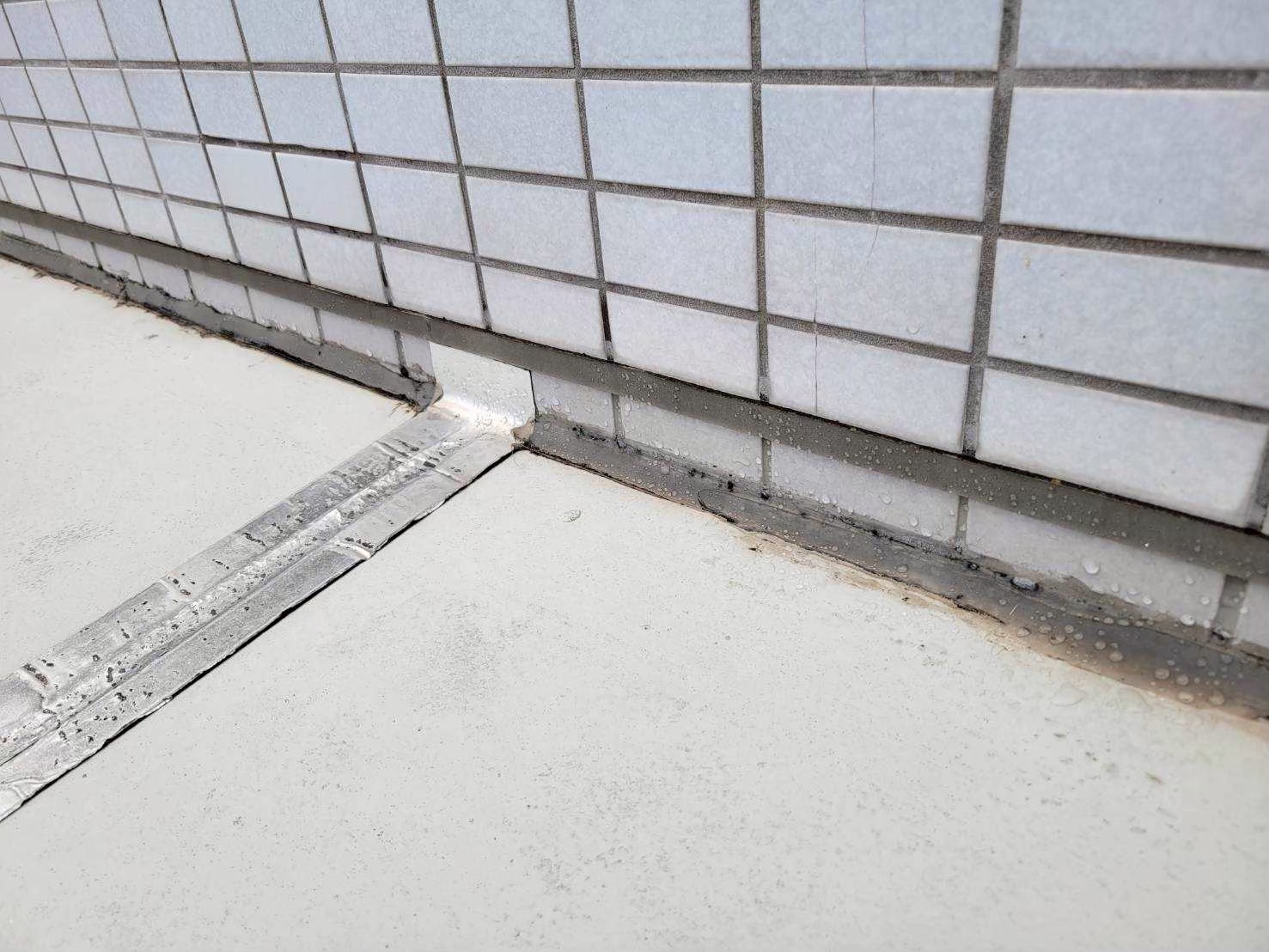 京都市南区にて雨漏り修理〈マンション庇の雨漏り修繕工事〉 施工前