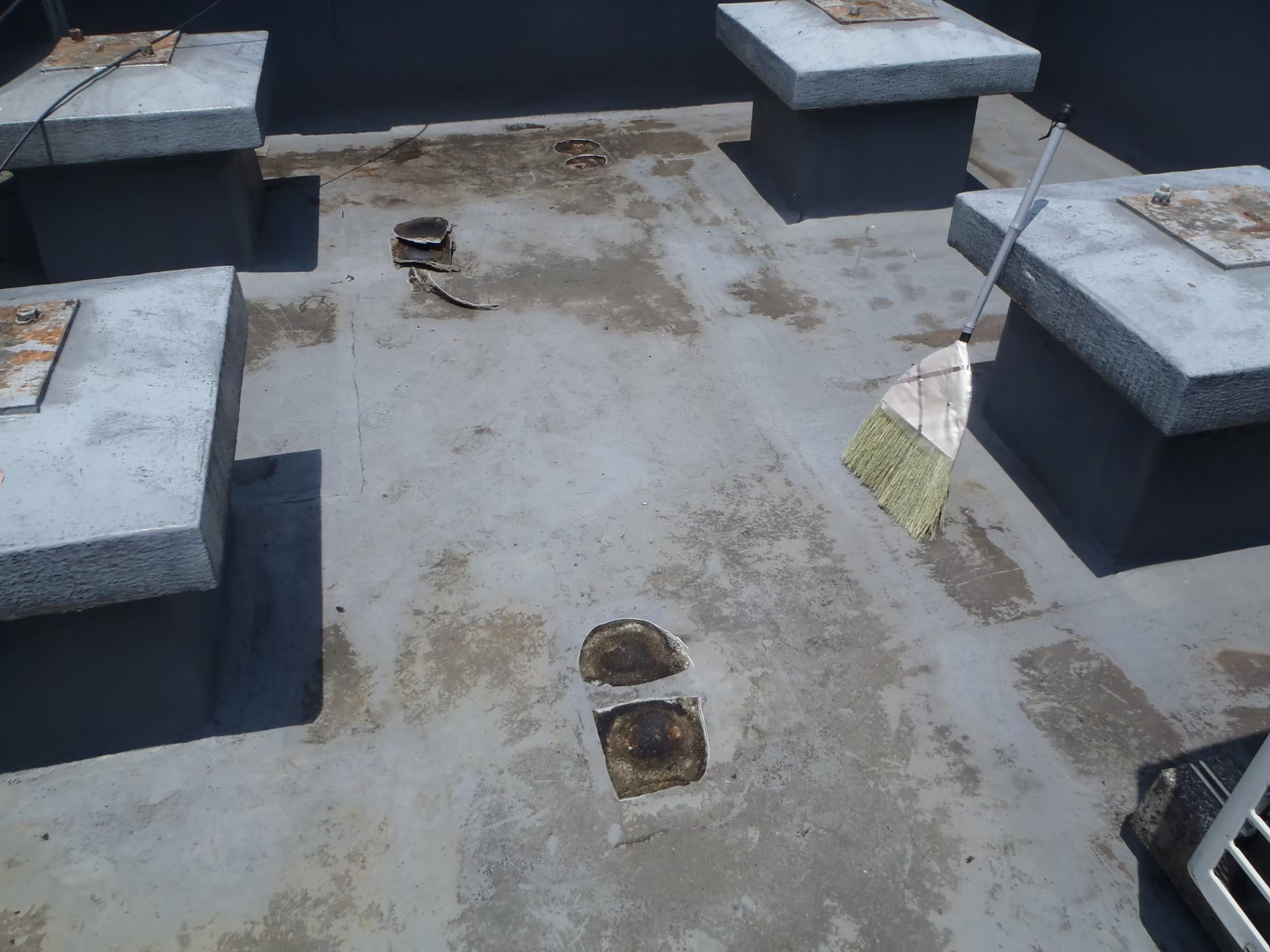 京都市下京区にて雨漏り修理〈商業ビル屋上の防水改修工事〉 施工前