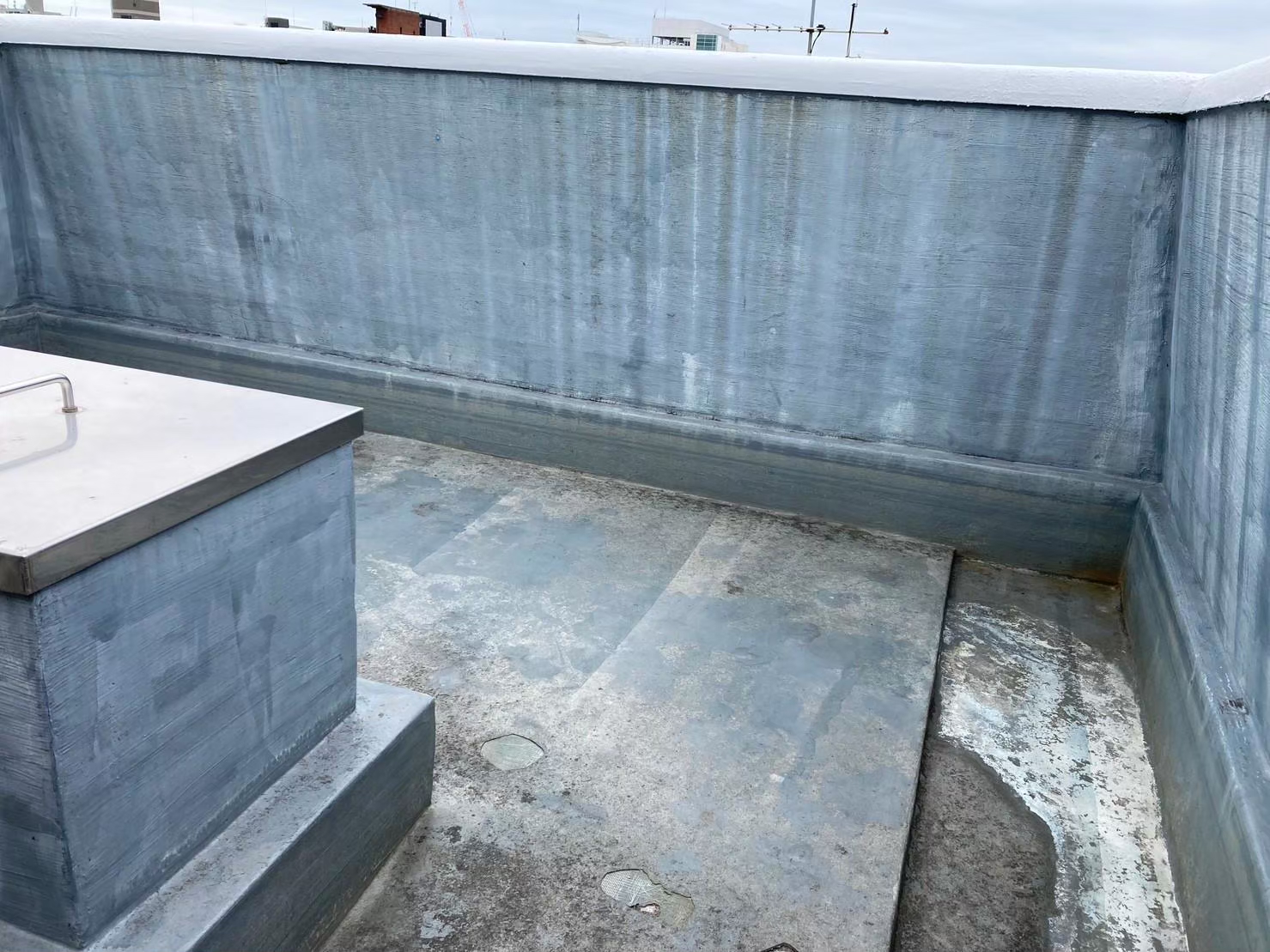 京都市下京区にて防水工事〈商業ビルのウレタン防水・通気緩衝工法〉 施工前