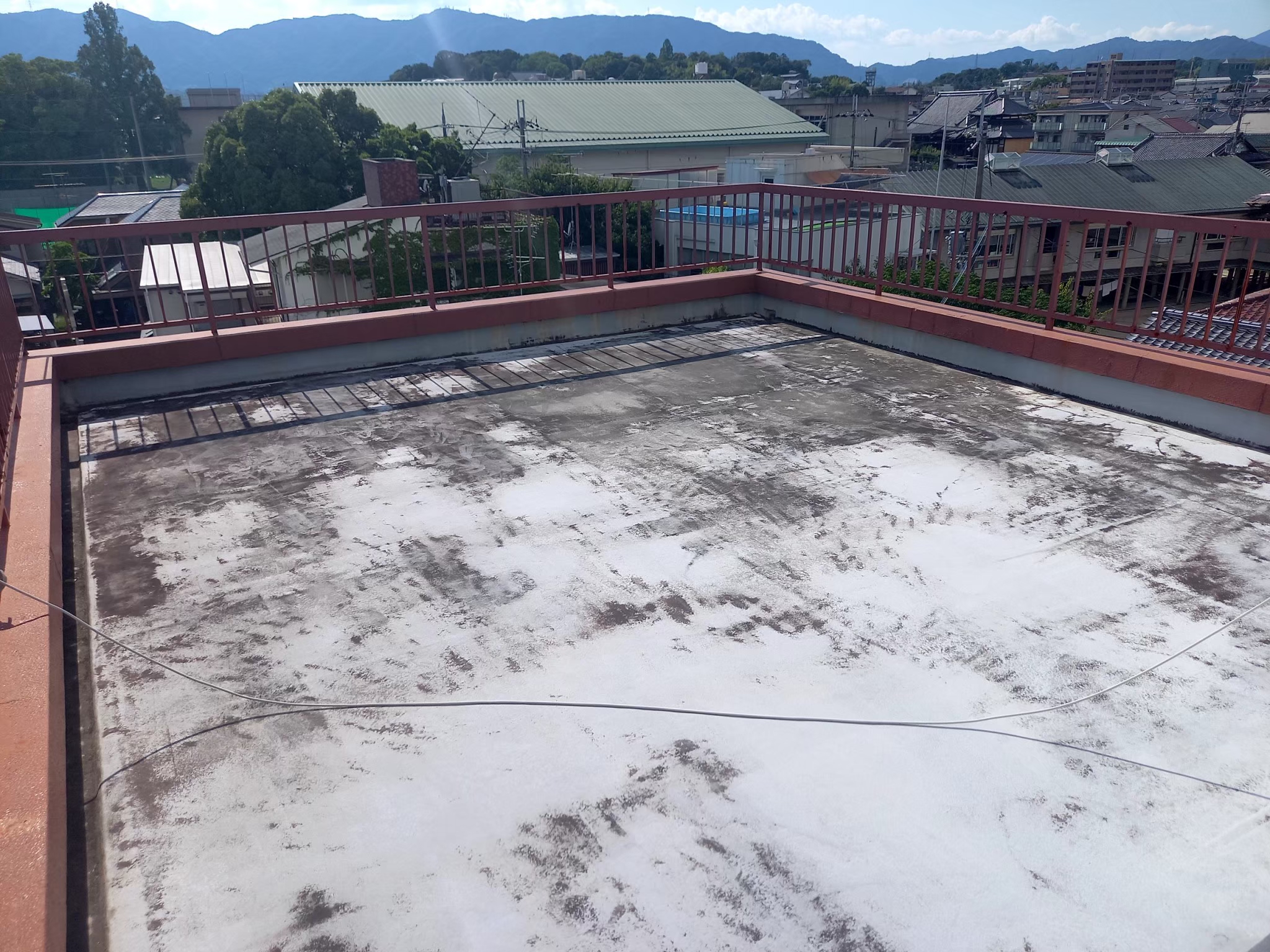 京都市伏見区にて雨漏り修理〈シート防水+ウレタン防水で雨漏りを解消〉 施工前