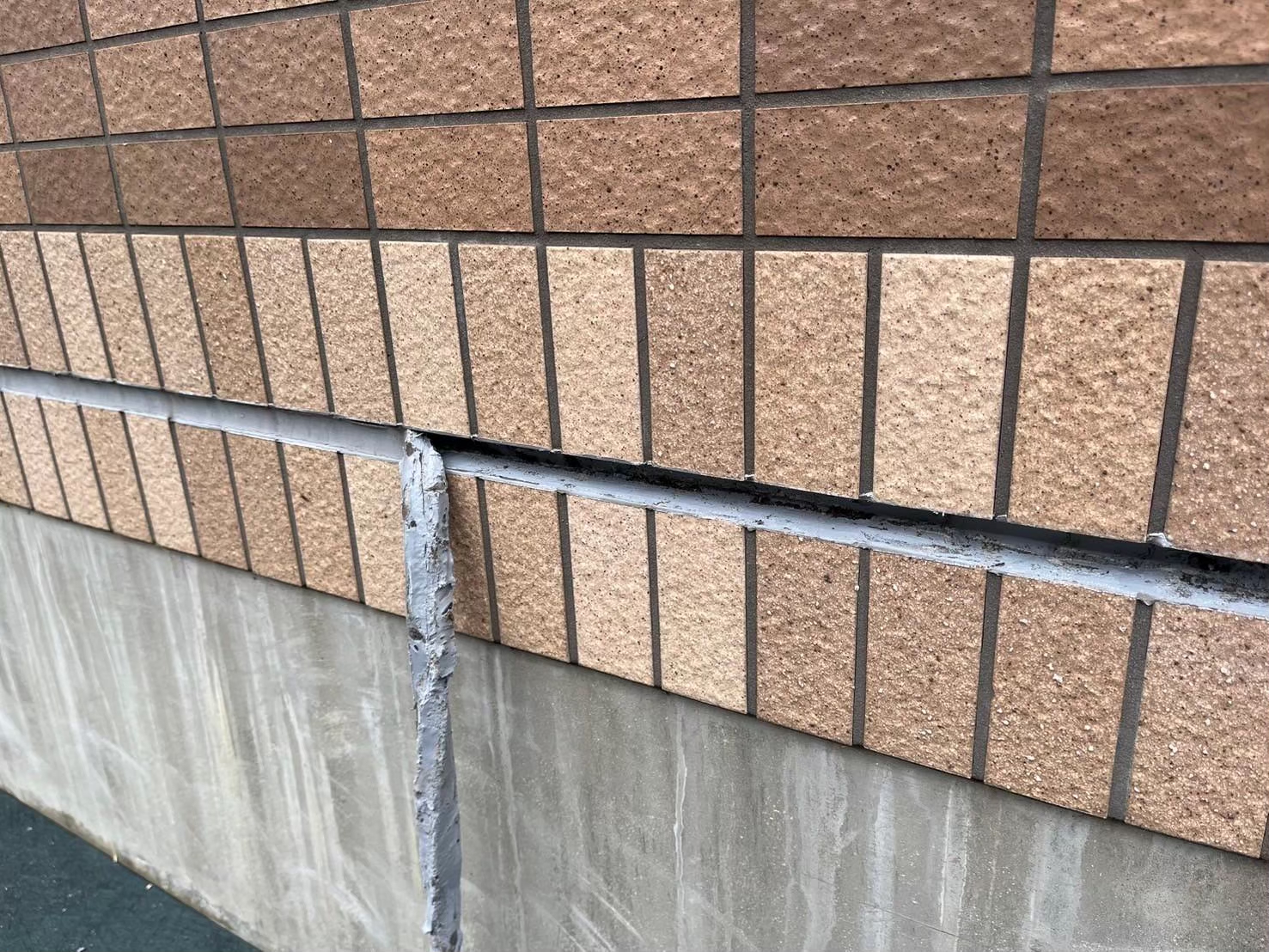 京都市中京区にてマンションのコーキング打ち替え工事 施工前