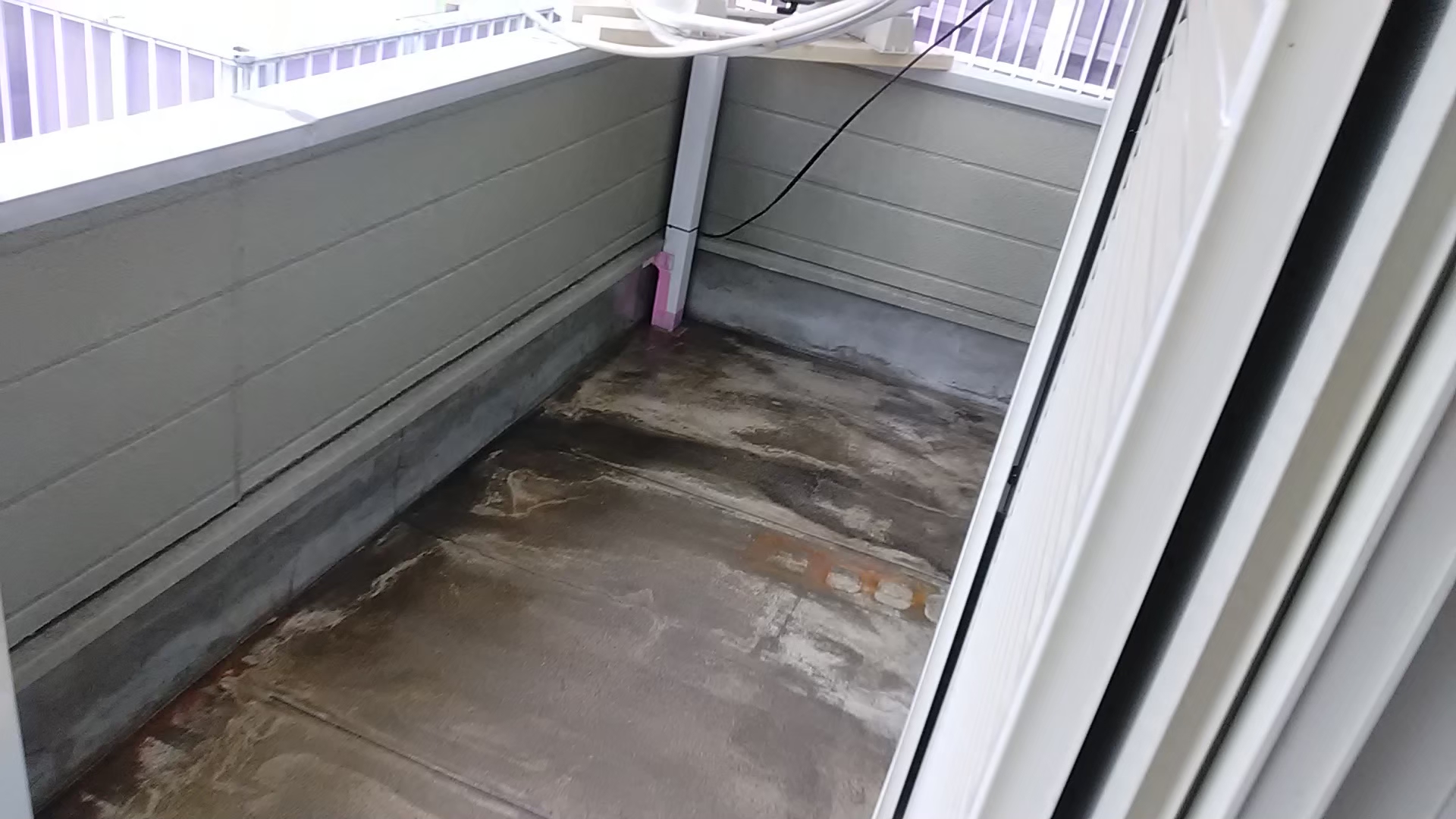 京都市山科区にて雨漏り修理・防水工事〈ベランダからの雨漏り〉 施工前