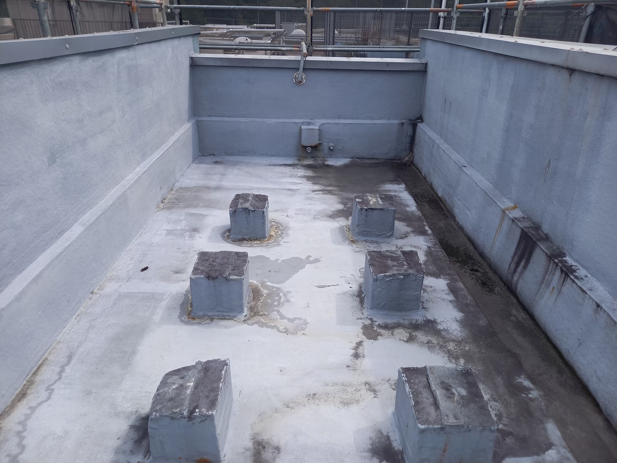 京都市下京区にて雨漏り修理〈塔屋からの雨漏りを塩ビシート防水で解決〉 施工前